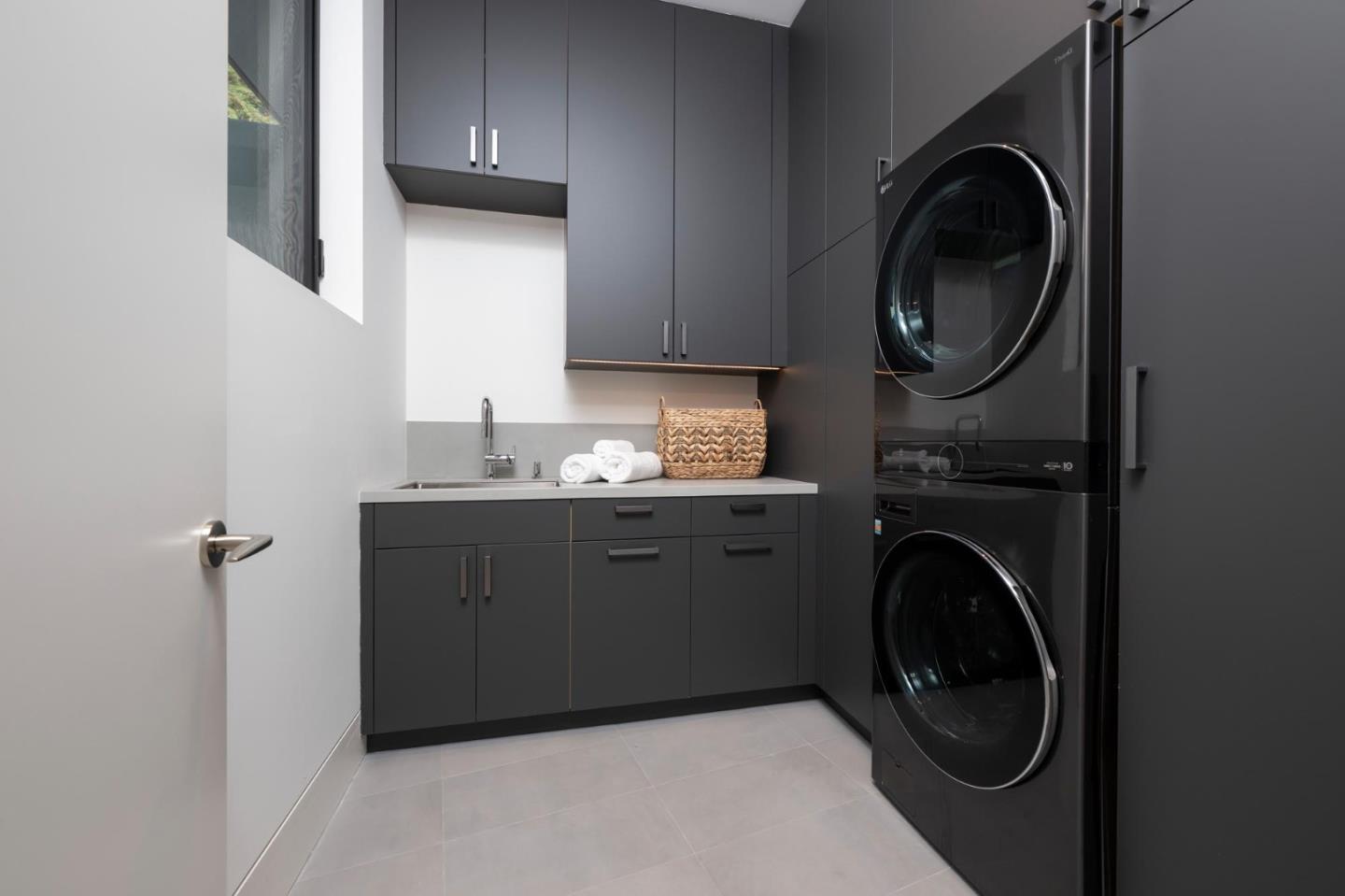 Detail Gallery Image 15 of 22 For 2240 Avy Ave, Menlo Park,  CA 94025 - 5 Beds | 4/1 Baths