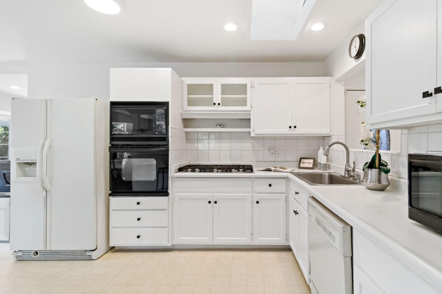 Detail Gallery Image 12 of 52 For 22 Wayne Ct, Redwood City,  CA 94063 - 4 Beds | 3 Baths