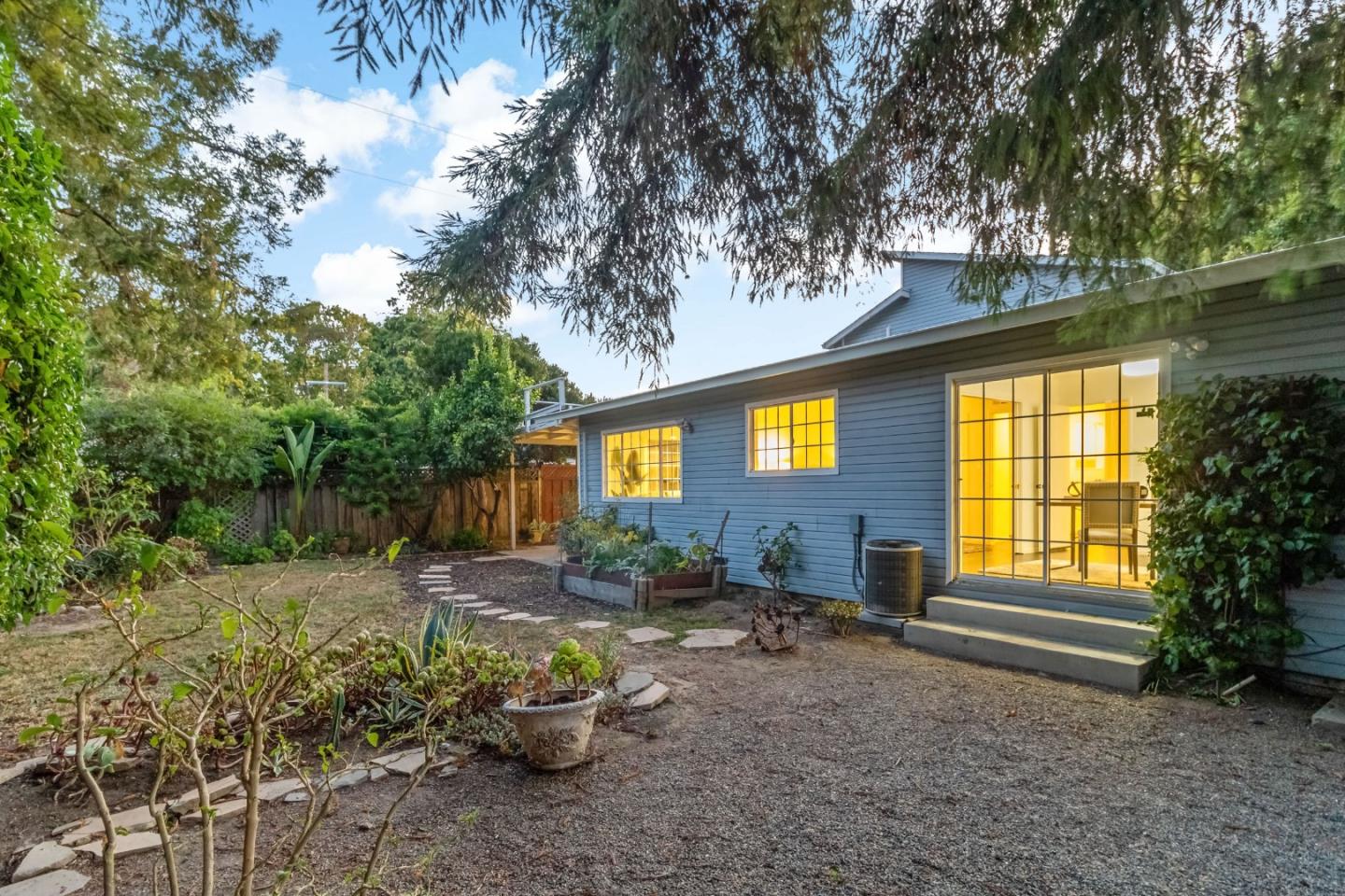 Detail Gallery Image 49 of 52 For 22 Wayne Ct, Redwood City,  CA 94063 - 4 Beds | 3 Baths