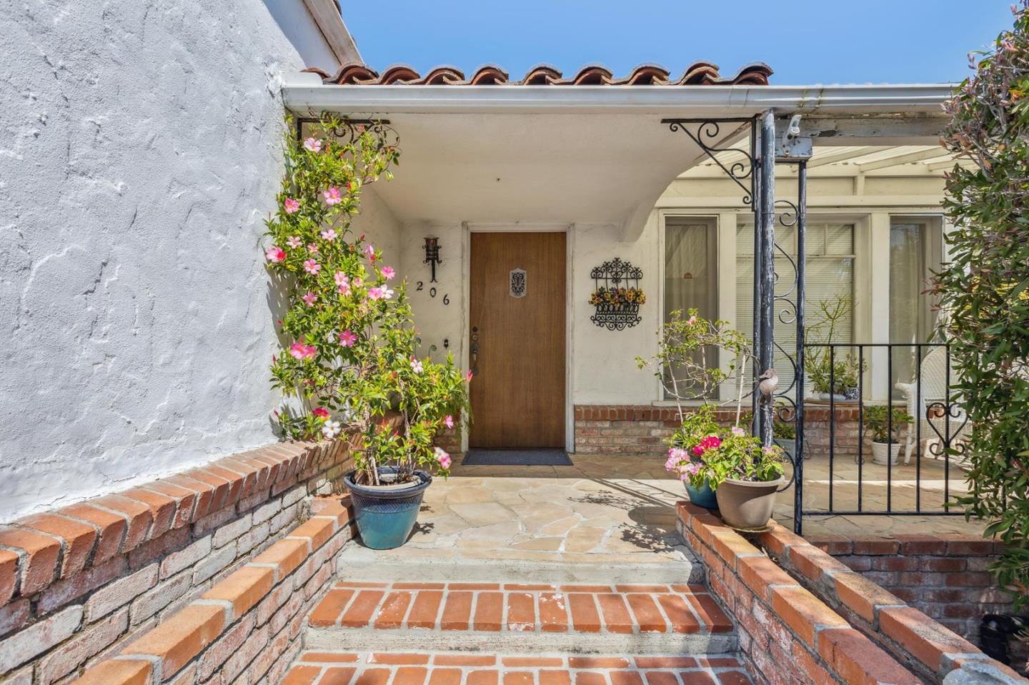 Detail Gallery Image 5 of 15 For 206 Scenic Dr, Redwood City,  CA 94062 - 3 Beds | 1 Baths