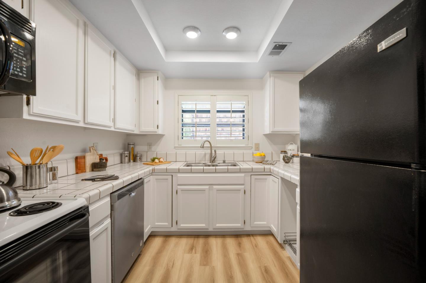 Detail Gallery Image 10 of 26 For 1555 Hecker Pass Rd #D201,  Gilroy,  CA 95020 - 2 Beds | 1/1 Baths