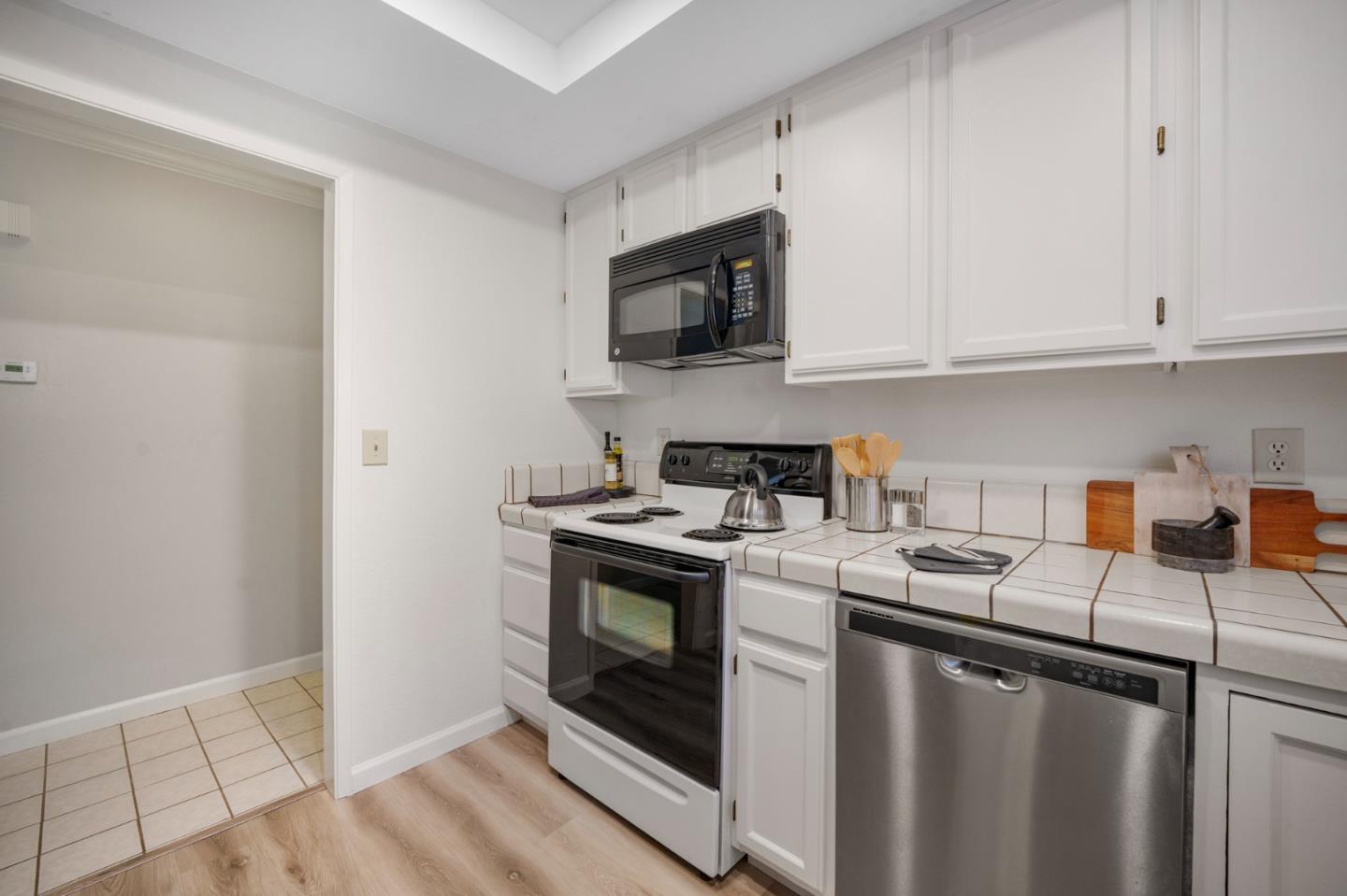 Detail Gallery Image 11 of 26 For 1555 Hecker Pass Rd #D201,  Gilroy,  CA 95020 - 2 Beds | 1/1 Baths