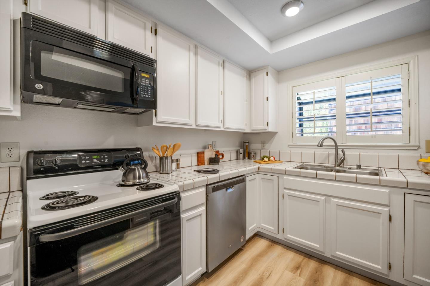 Detail Gallery Image 12 of 26 For 1555 Hecker Pass Rd #D201,  Gilroy,  CA 95020 - 2 Beds | 1/1 Baths