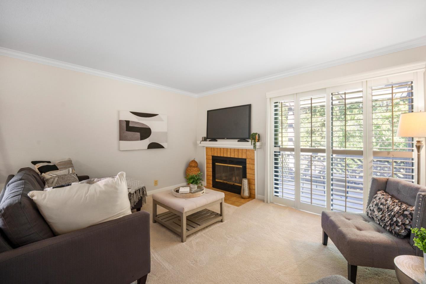 Detail Gallery Image 4 of 26 For 1555 Hecker Pass Rd #D201,  Gilroy,  CA 95020 - 2 Beds | 1/1 Baths