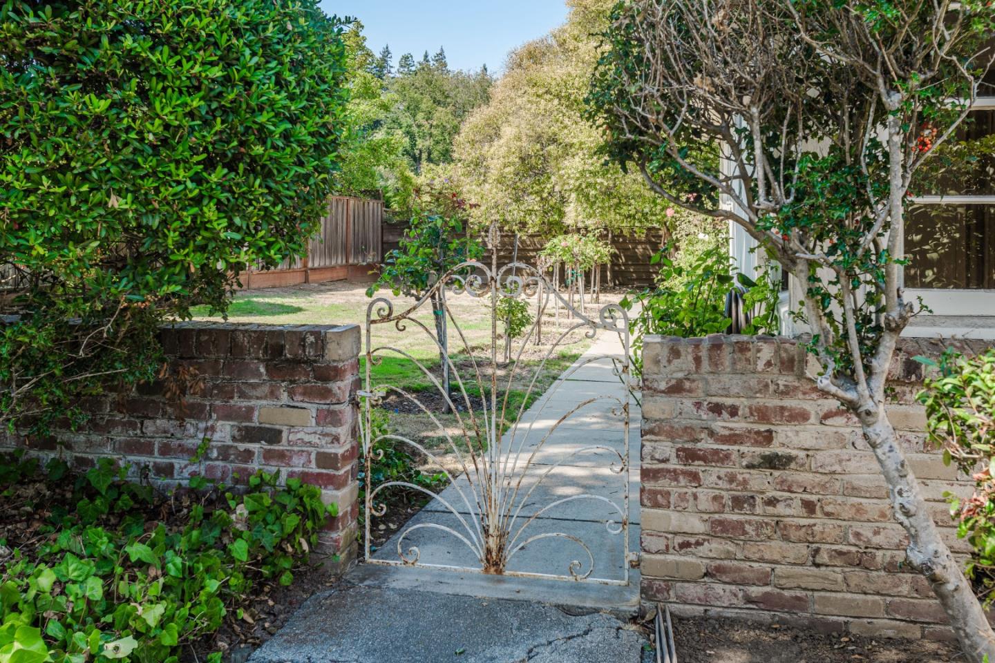 Detail Gallery Image 17 of 21 For 2120 Redington Rd, Hillsborough,  CA 94010 - 4 Beds | 4 Baths
