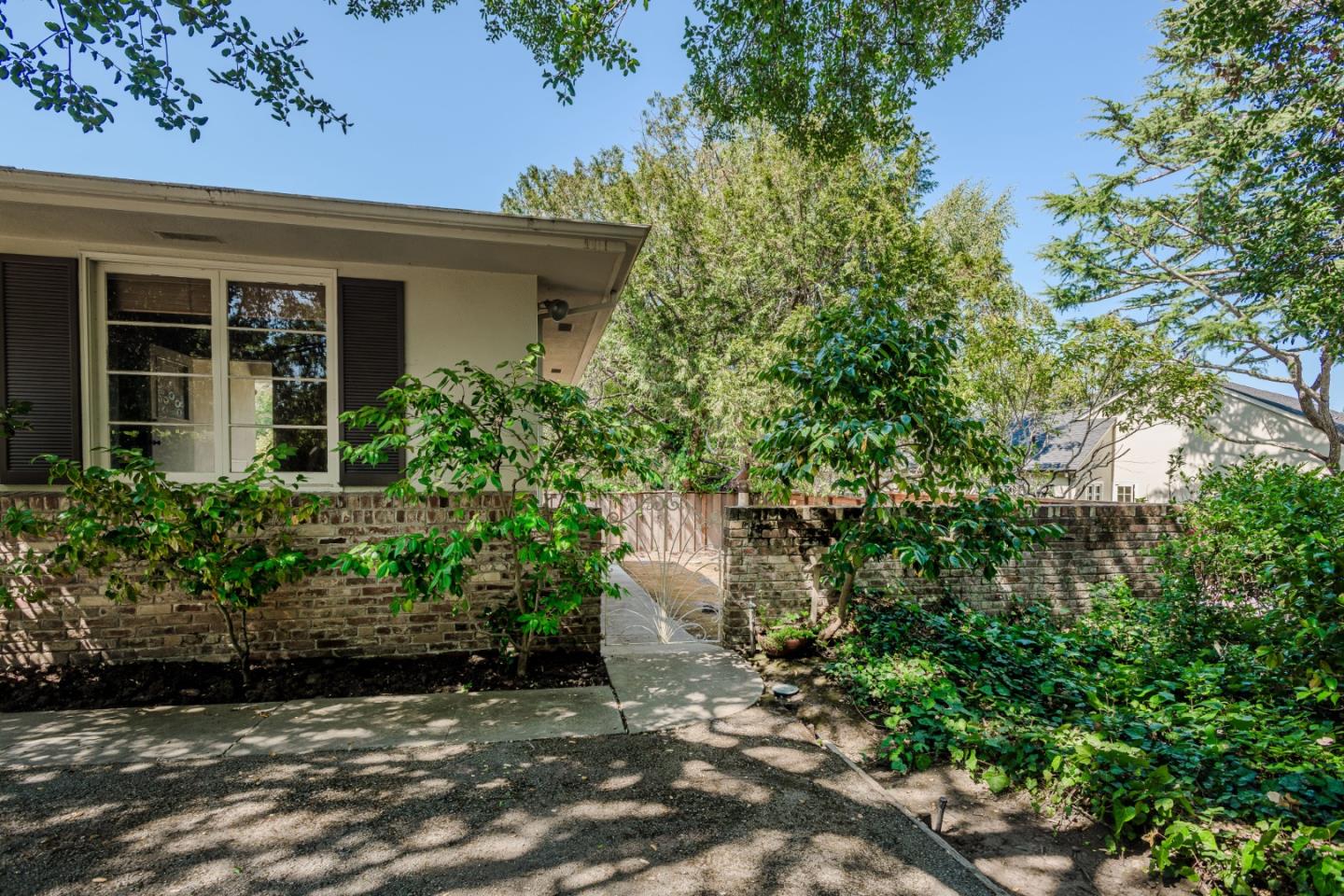 Detail Gallery Image 19 of 21 For 2120 Redington Rd, Hillsborough,  CA 94010 - 4 Beds | 4 Baths