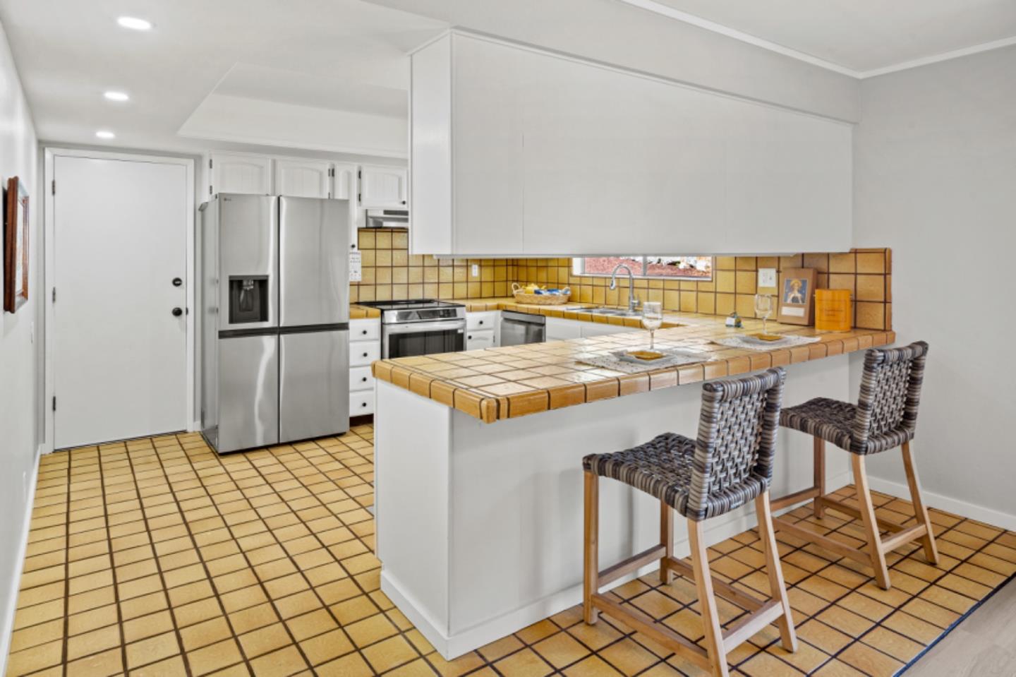 Detail Gallery Image 12 of 27 For 5 Stratford Pl, Monterey,  CA 93940 - 2 Beds | 2 Baths