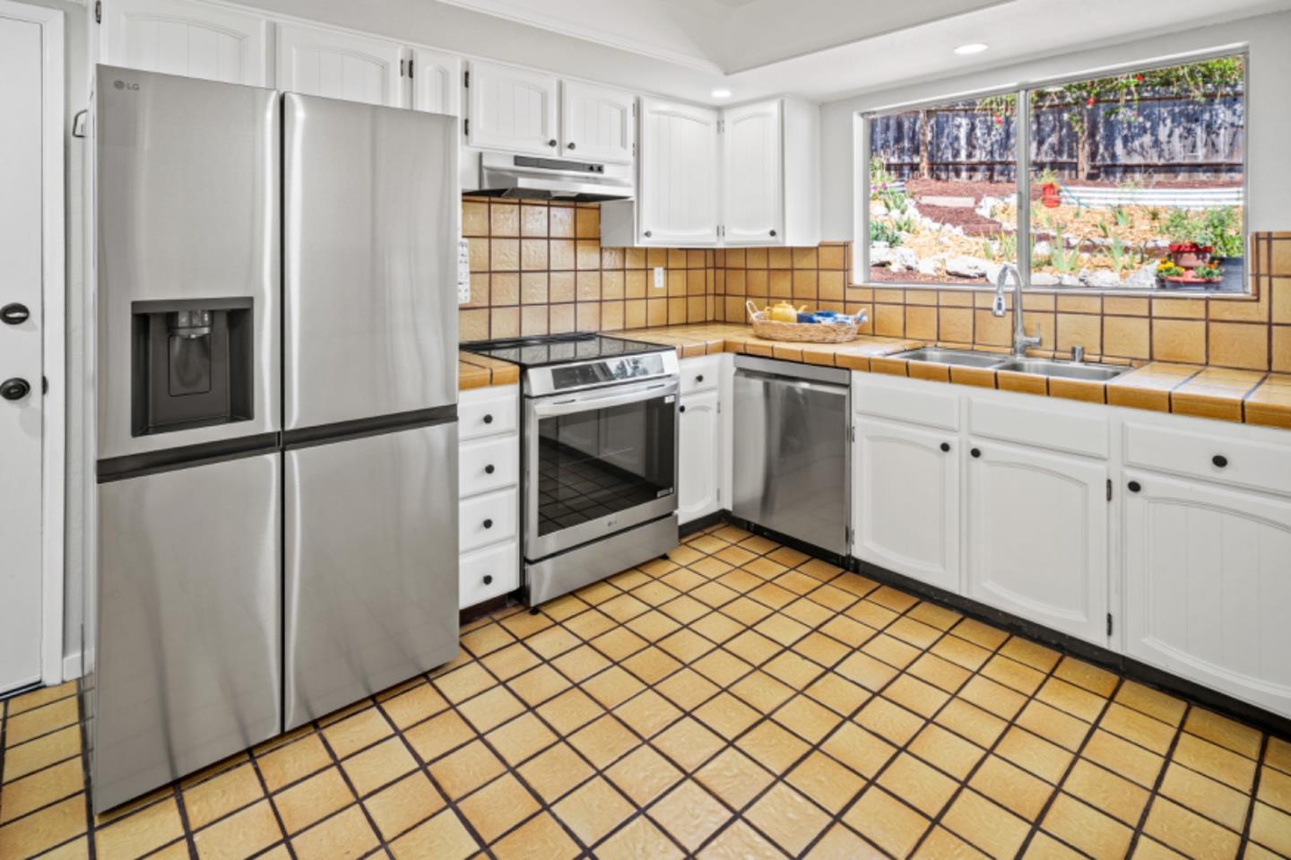 Detail Gallery Image 13 of 27 For 5 Stratford Pl, Monterey,  CA 93940 - 2 Beds | 2 Baths