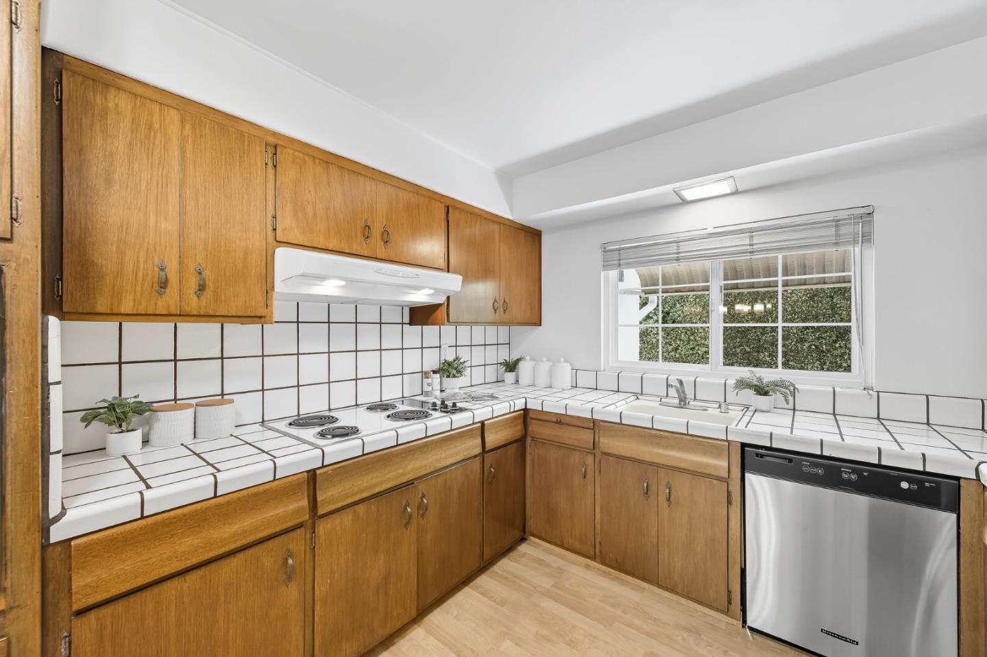 Detail Gallery Image 17 of 38 For 1547 Klamath Dr, Sunnyvale,  CA 94087 - 4 Beds | 2 Baths