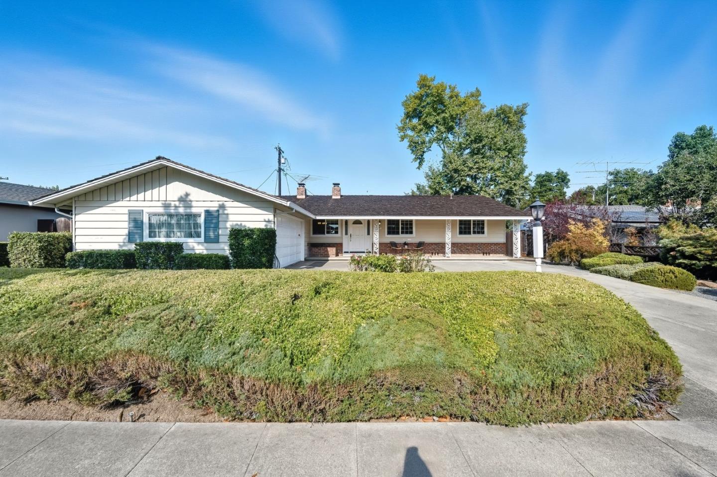 Detail Gallery Image 2 of 38 For 1547 Klamath Dr, Sunnyvale,  CA 94087 - 4 Beds | 2 Baths