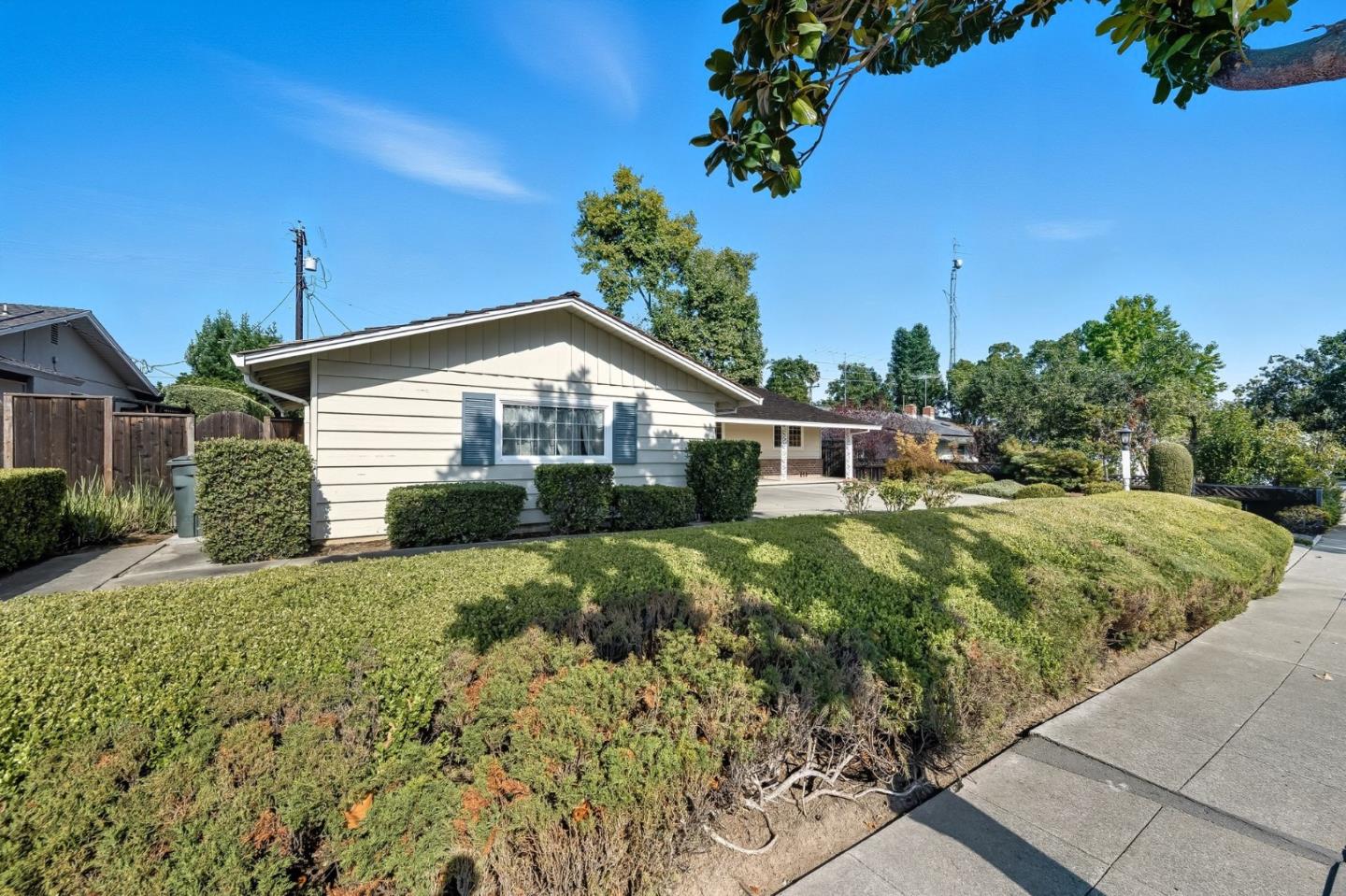 Detail Gallery Image 3 of 38 For 1547 Klamath Dr, Sunnyvale,  CA 94087 - 4 Beds | 2 Baths
