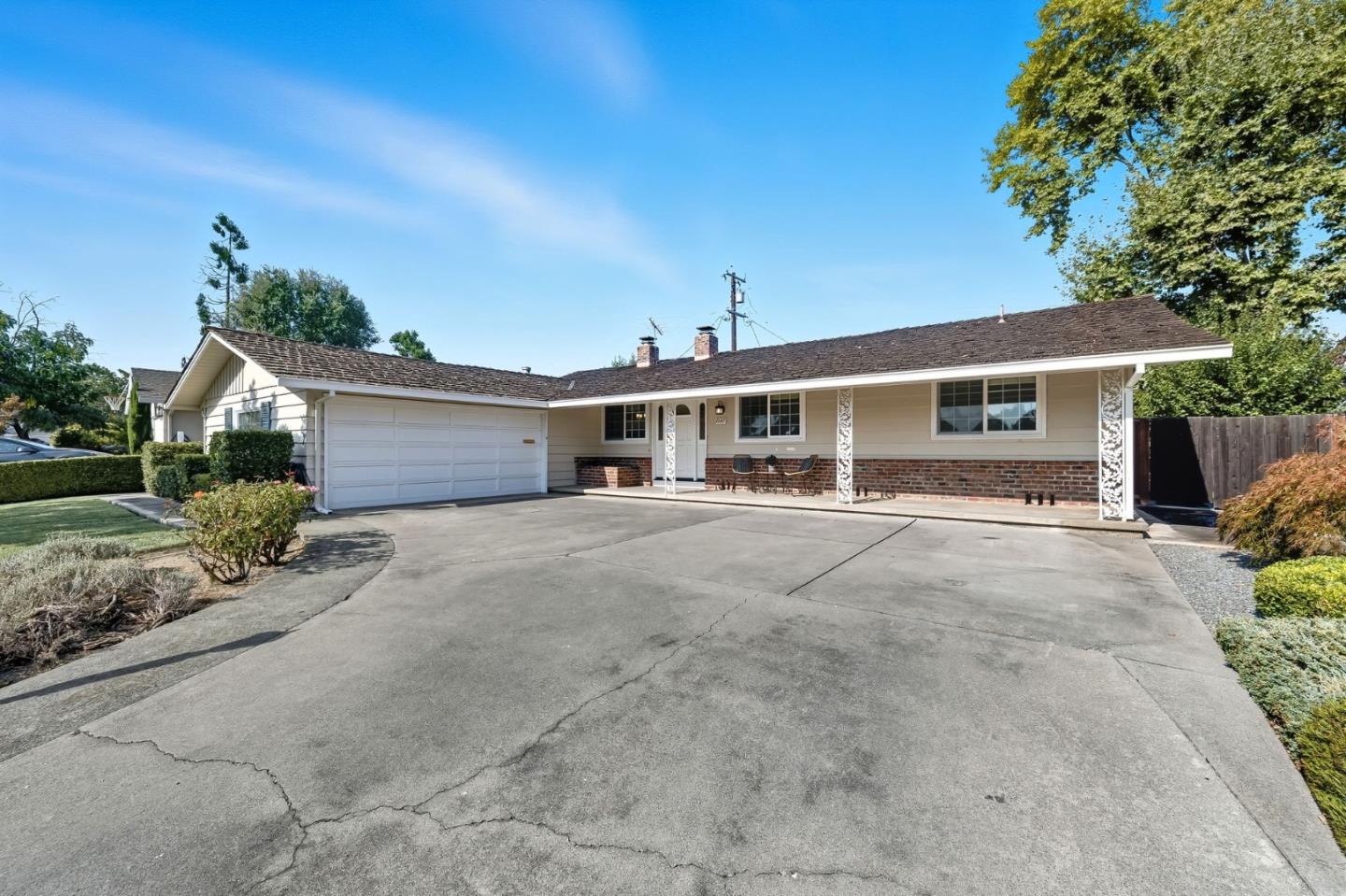 Detail Gallery Image 4 of 38 For 1547 Klamath Dr, Sunnyvale,  CA 94087 - 4 Beds | 2 Baths