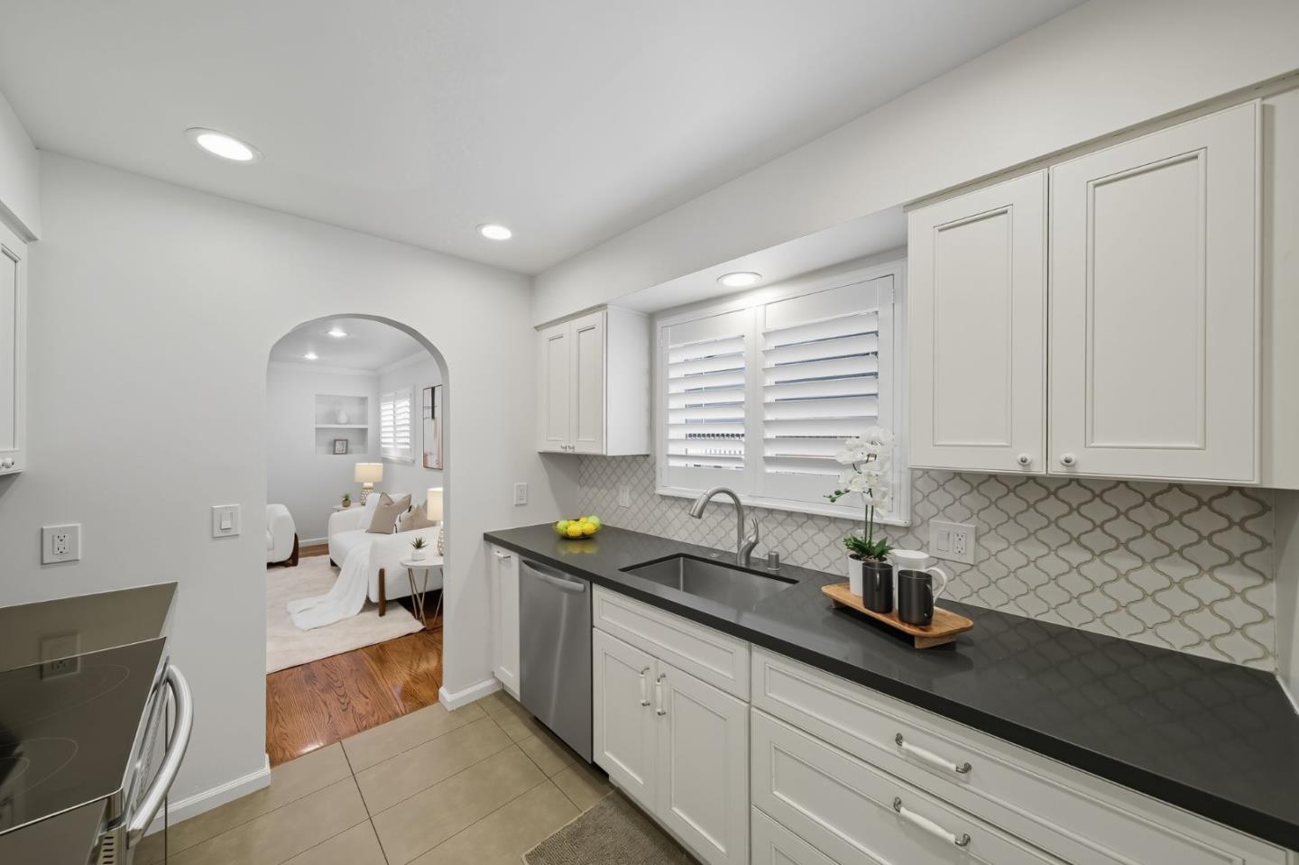 Detail Gallery Image 10 of 39 For 335 Park St, Redwood City,  CA 94061 - 4 Beds | 3 Baths