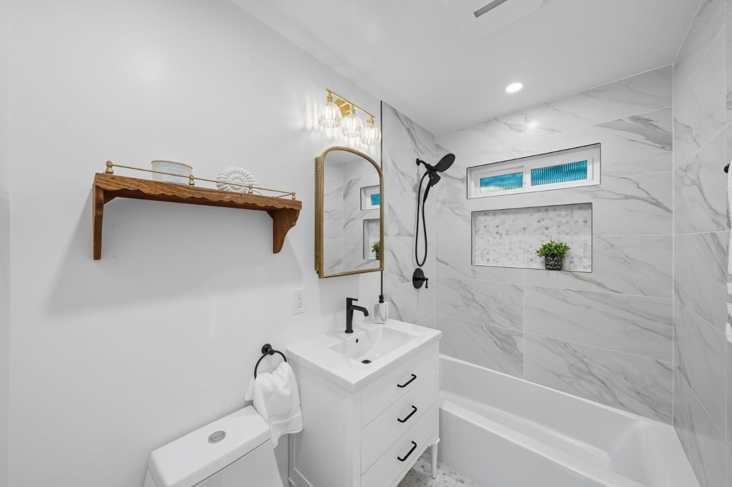 Detail Gallery Image 12 of 39 For 335 Park St, Redwood City,  CA 94061 - 4 Beds | 3 Baths