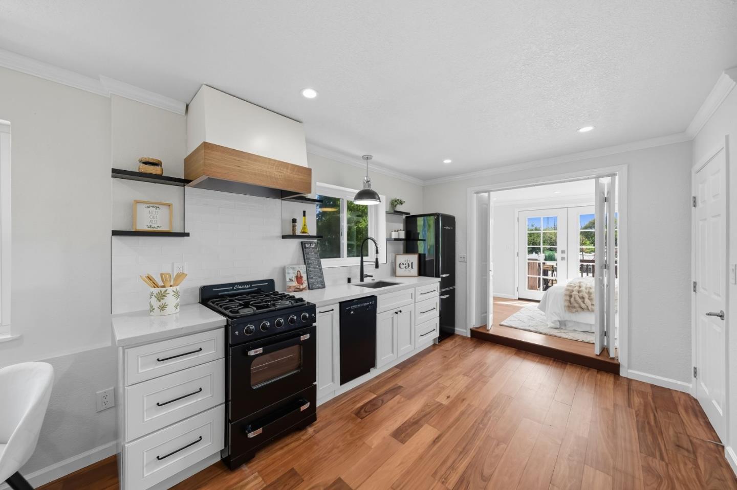 Detail Gallery Image 23 of 39 For 335 Park St, Redwood City,  CA 94061 - 4 Beds | 3 Baths