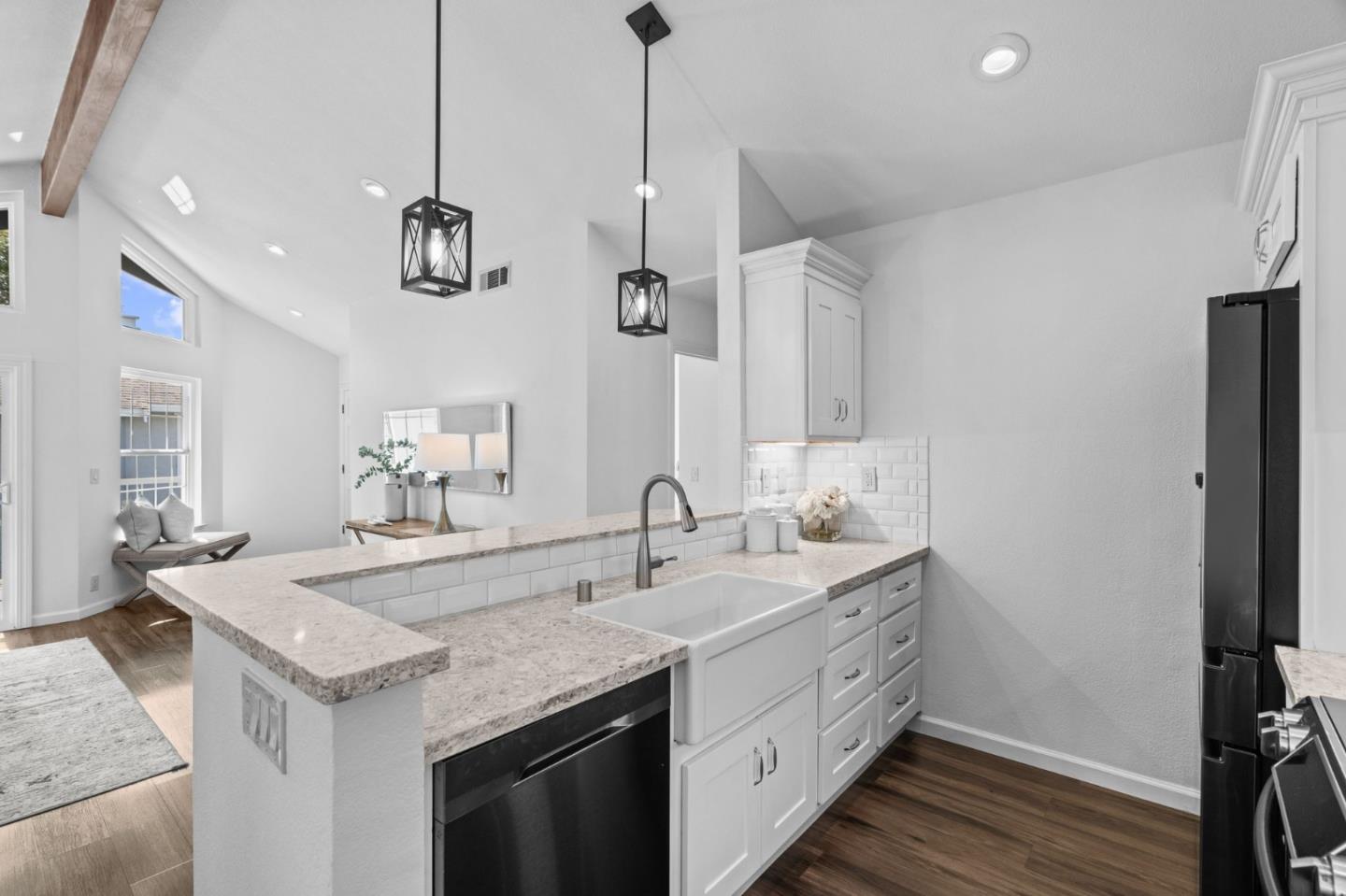 Detail Gallery Image 8 of 24 For 1928 Vista Cay, San Mateo,  CA 94404 - 2 Beds | 2 Baths