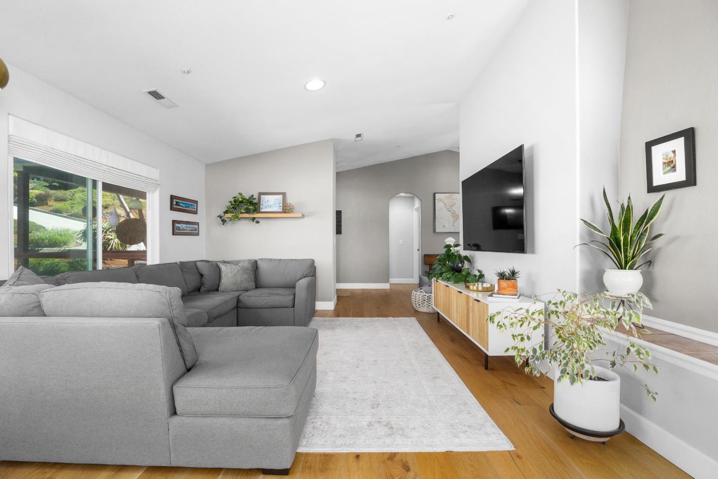 Detail Gallery Image 13 of 82 For 18530 Berta Ridge Pl, Salinas,  CA 93907 - 4 Beds | 3 Baths