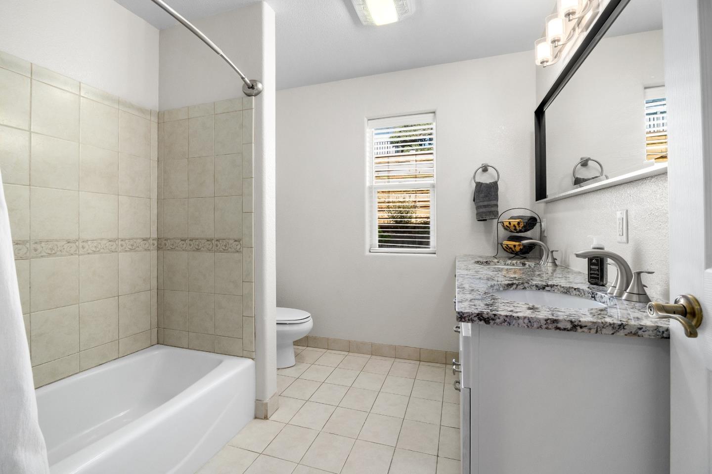 Detail Gallery Image 38 of 82 For 18530 Berta Ridge Pl, Salinas,  CA 93907 - 4 Beds | 3 Baths