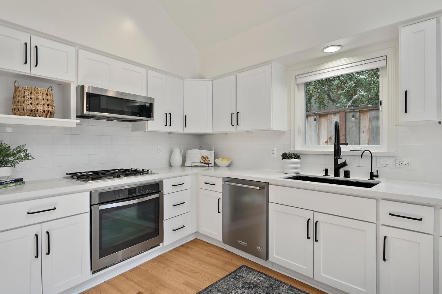 Detail Gallery Image 10 of 28 For 160 Rogers Avenue, San Carlos,  CA 94070 - 3 Beds | 2 Baths