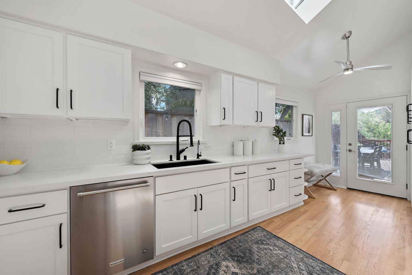 Detail Gallery Image 11 of 28 For 160 Rogers Avenue, San Carlos,  CA 94070 - 3 Beds | 2 Baths