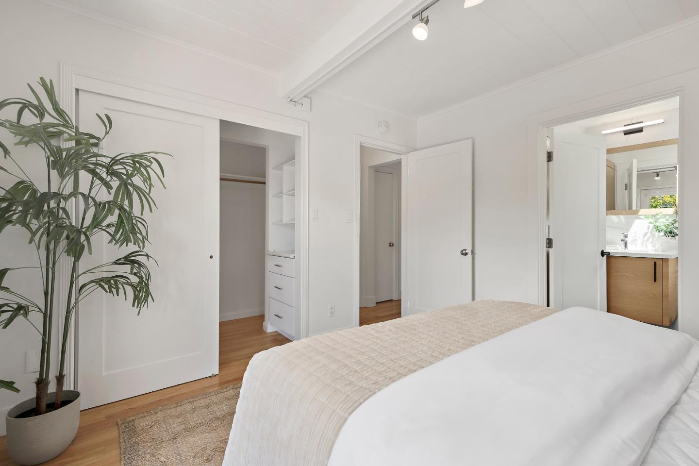Detail Gallery Image 18 of 28 For 160 Rogers Avenue, San Carlos,  CA 94070 - 3 Beds | 2 Baths