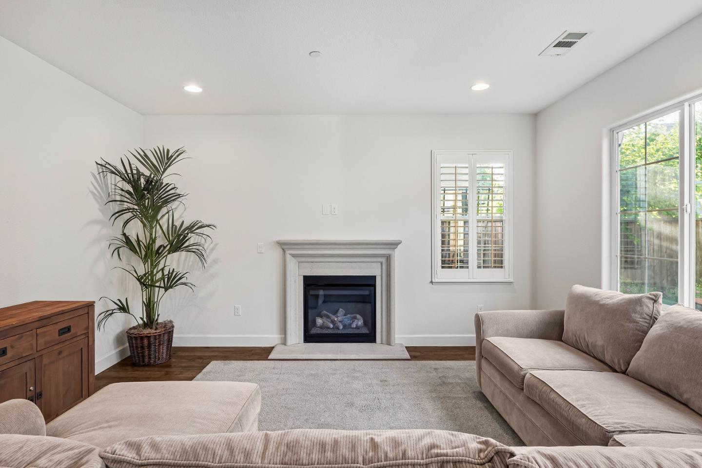 Detail Gallery Image 3 of 24 For 3970 Jordan Ranch Dr, Dublin,  CA 94568 - 5 Beds | 4 Baths