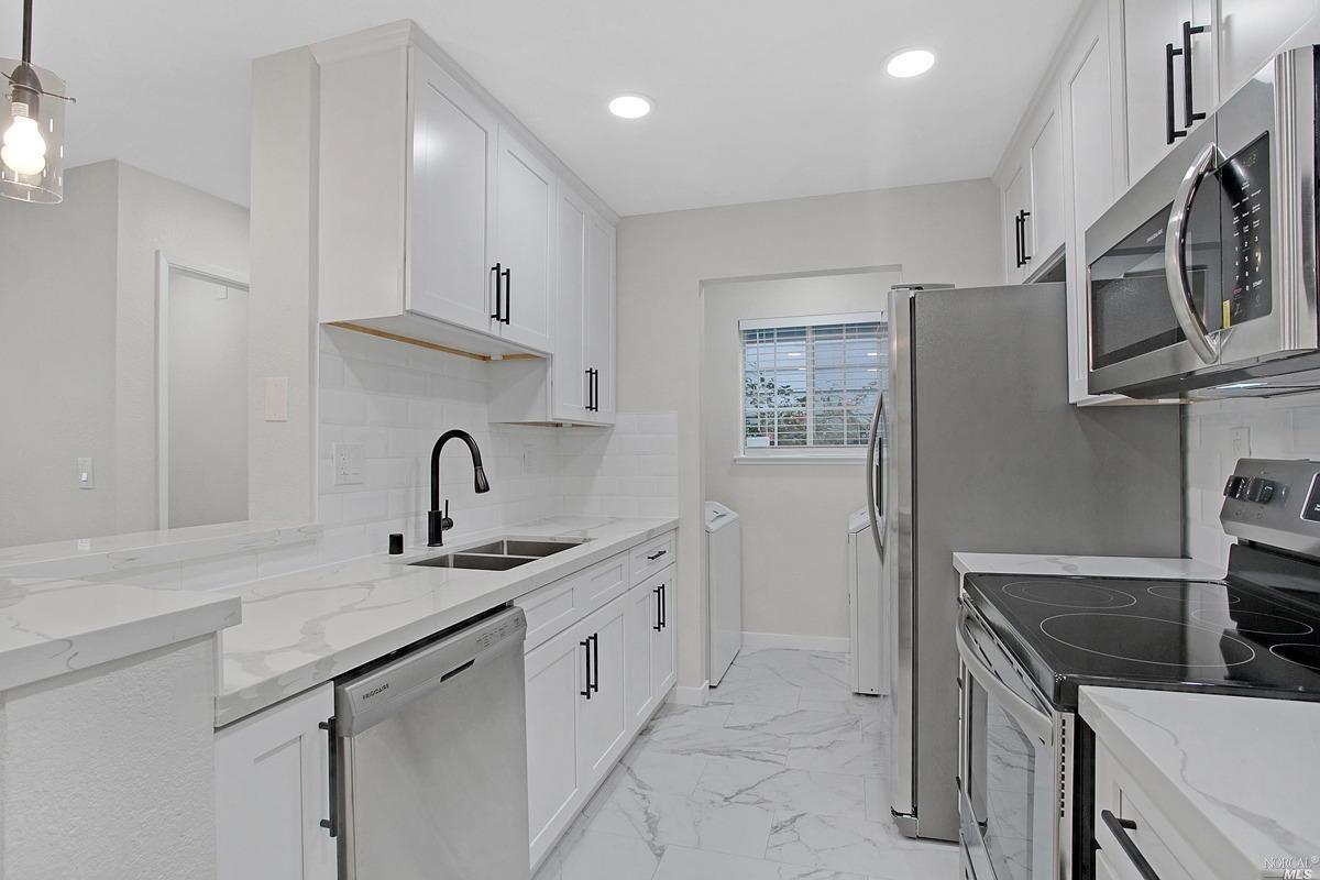 Detail Gallery Image 5 of 22 For 287 Lighthouse Dr, Vallejo,  CA 94590 - 3 Beds | 2 Baths