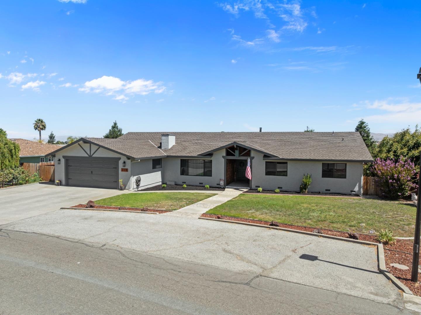 Detail Gallery Image 3 of 73 For 215 Rays Cir, Hollister,  CA 95023 - 4 Beds | 2/1 Baths