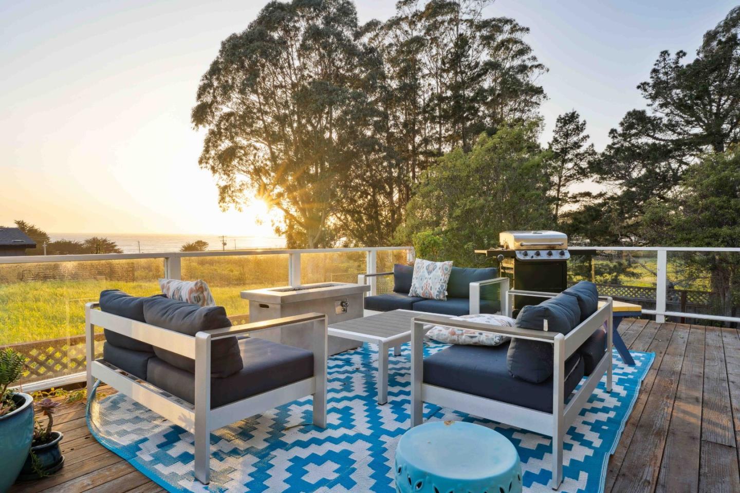 Detail Gallery Image 3 of 44 For 321 Magellan Ave, Half Moon Bay,  CA 94019 - 4 Beds | 3/1 Baths