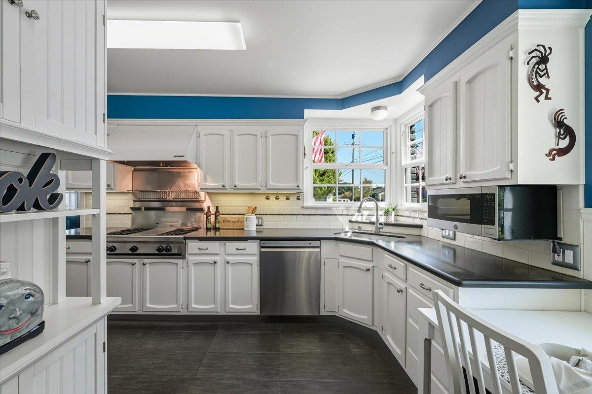 Detail Gallery Image 11 of 59 For 330 41st Ave, San Mateo,  CA 94403 - 4 Beds | 3 Baths