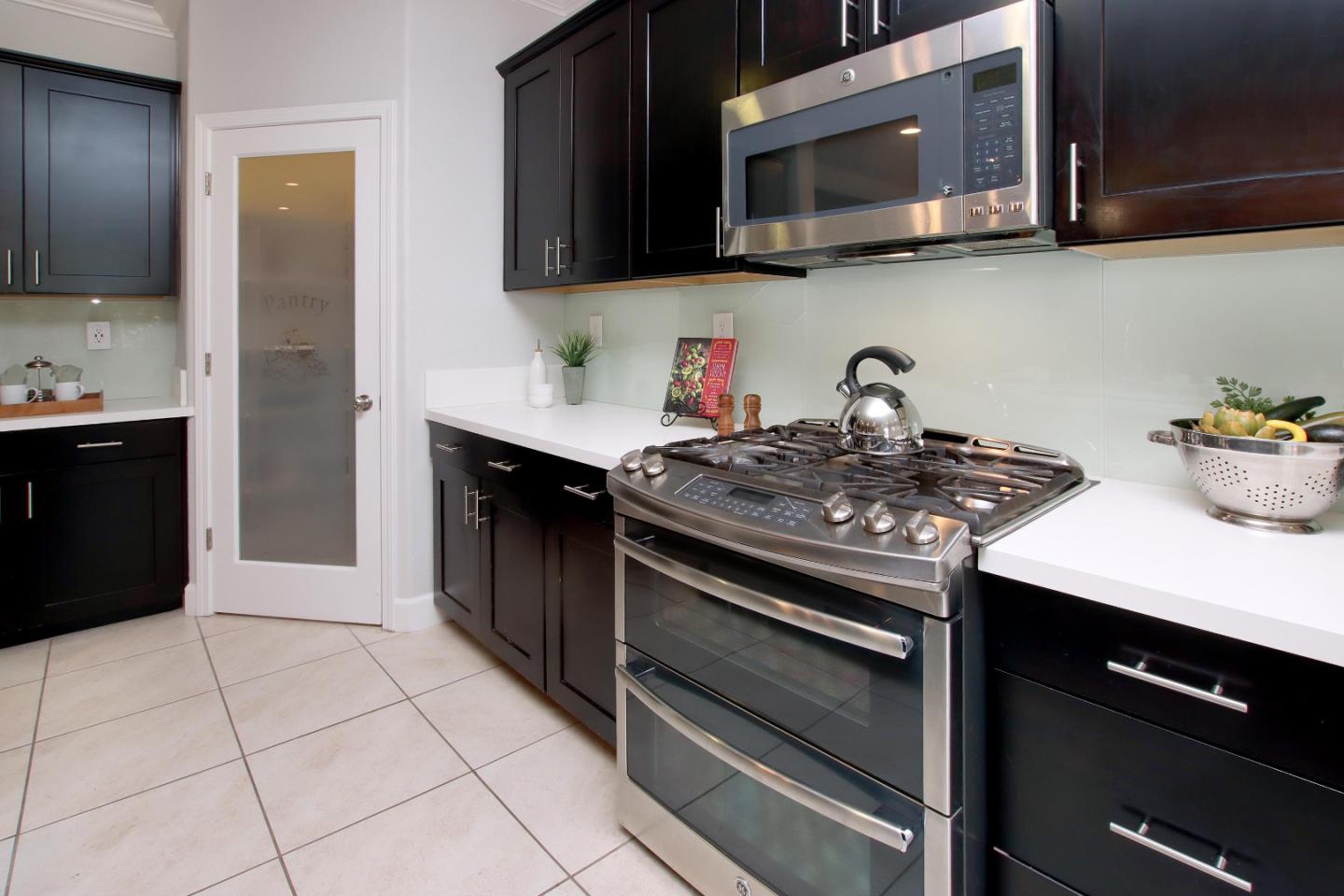 Detail Gallery Image 10 of 38 For 204 Sundance Dr, Hollister,  CA 95023 - 3 Beds | 2 Baths