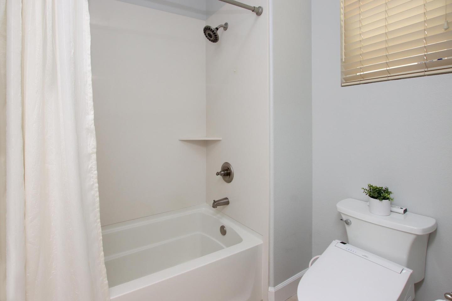 Detail Gallery Image 27 of 38 For 204 Sundance Dr, Hollister,  CA 95023 - 3 Beds | 2 Baths