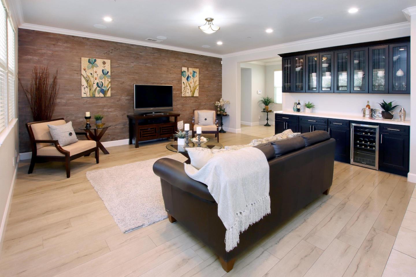 Detail Gallery Image 3 of 38 For 204 Sundance Dr, Hollister,  CA 95023 - 3 Beds | 2 Baths