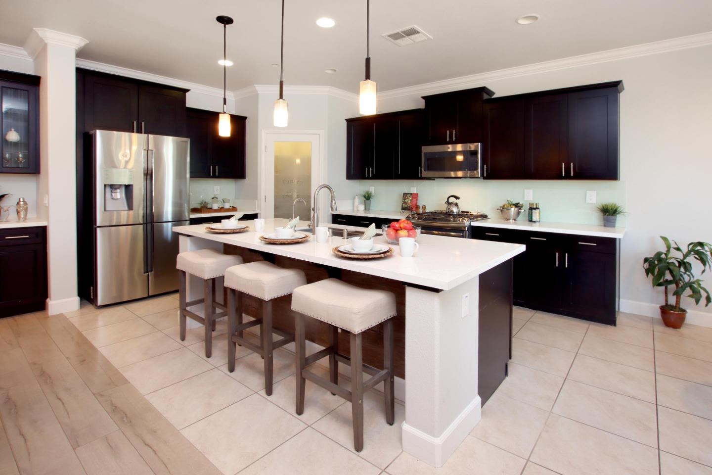 Detail Gallery Image 8 of 38 For 204 Sundance Dr, Hollister,  CA 95023 - 3 Beds | 2 Baths