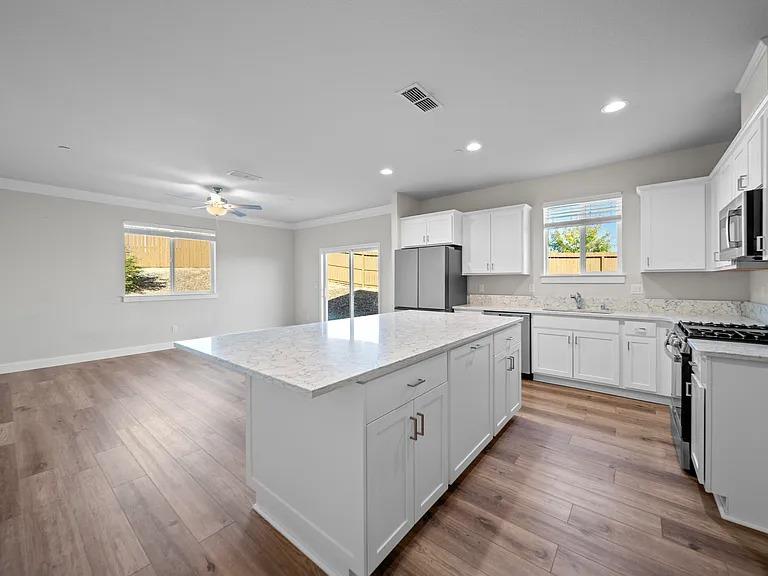Detail Gallery Image 3 of 20 For 887 Congaree Ln, Redding,  CA 96001 - 4 Beds | 2/1 Baths