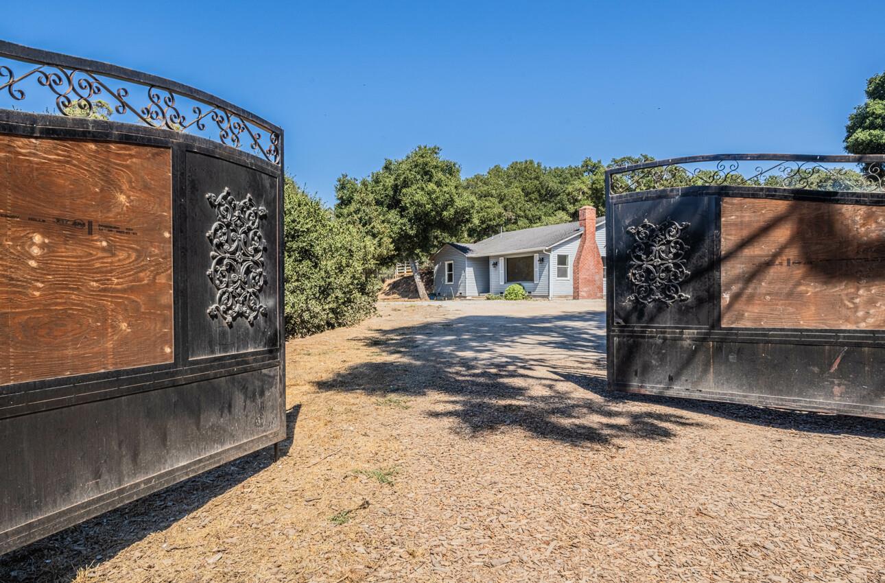 Detail Gallery Image 3 of 39 For 19280 Mallory Canyon Rd, Salinas,  CA 93907 - 3 Beds | 1 Baths