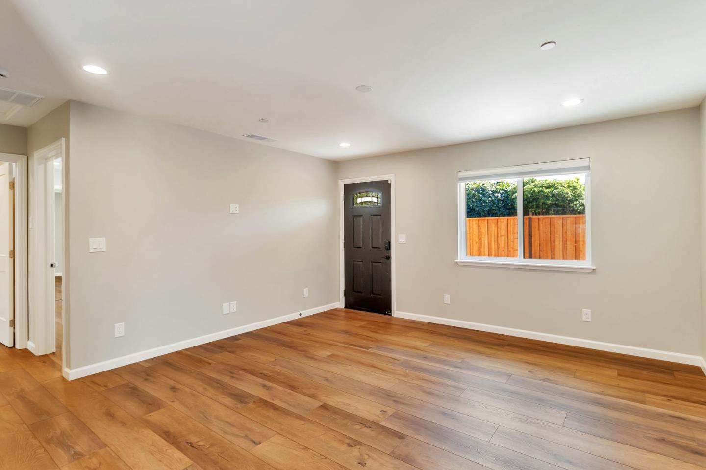 Detail Gallery Image 11 of 36 For 1958 Woodside Rd, Redwood City,  CA 94061 - 2 Beds | 1 Baths