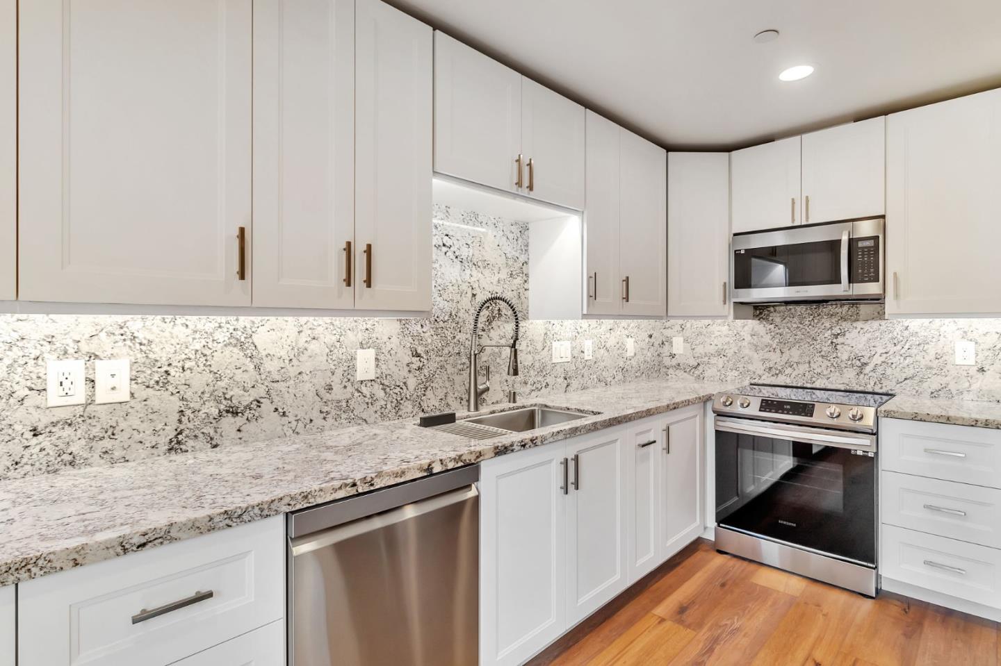 Detail Gallery Image 12 of 36 For 1958 Woodside Rd, Redwood City,  CA 94061 - 2 Beds | 1 Baths