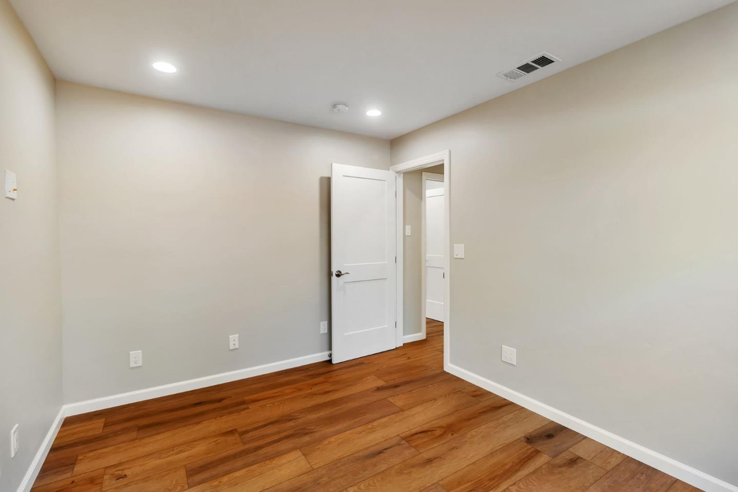 Detail Gallery Image 20 of 36 For 1958 Woodside Rd, Redwood City,  CA 94061 - 2 Beds | 1 Baths