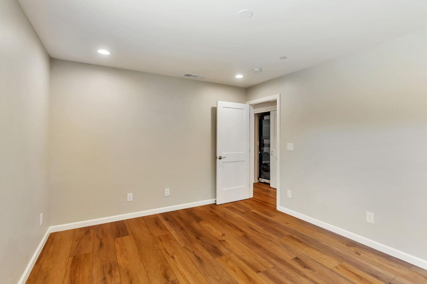 Detail Gallery Image 21 of 36 For 1958 Woodside Rd, Redwood City,  CA 94061 - 2 Beds | 1 Baths