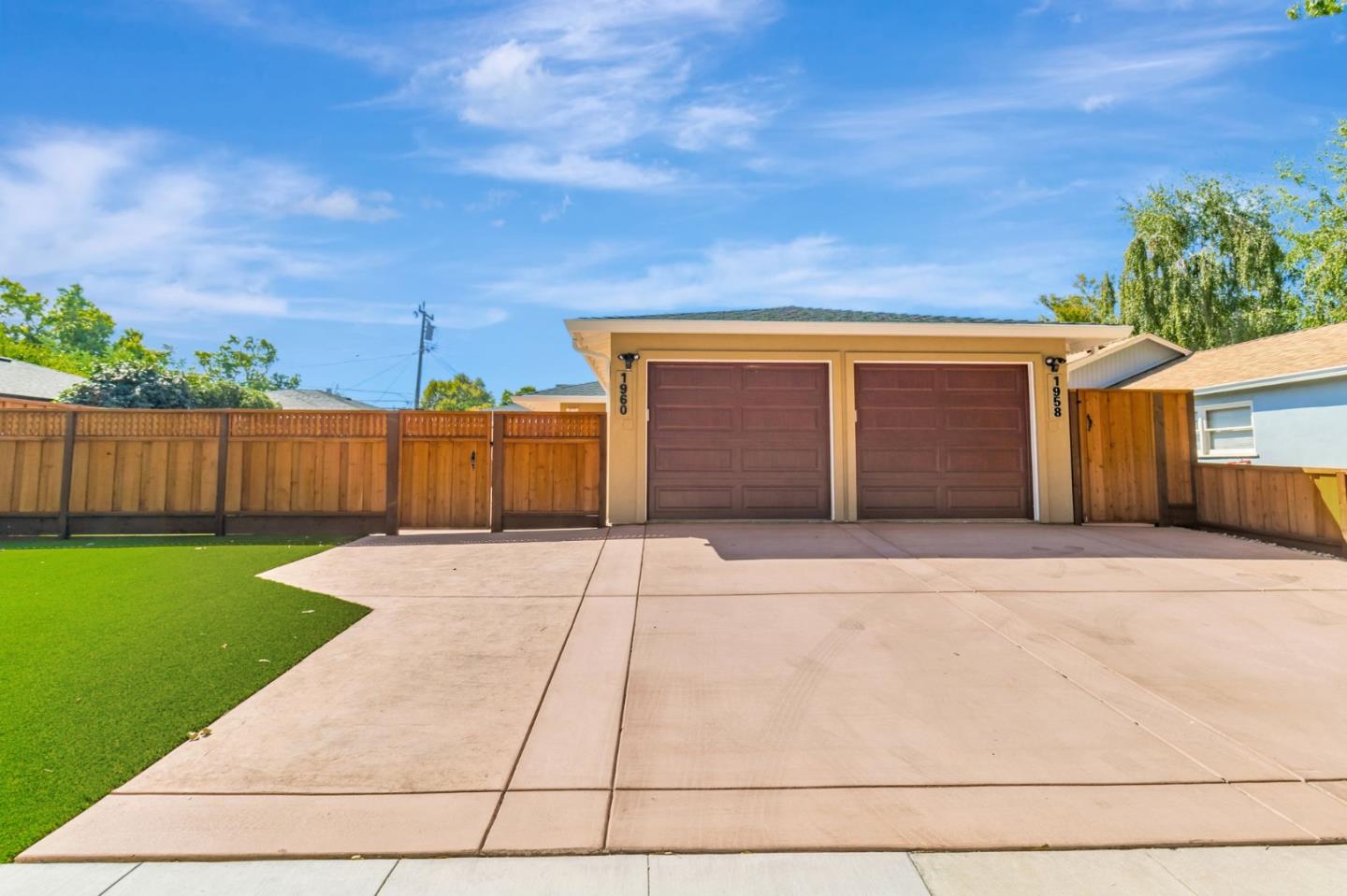 Detail Gallery Image 3 of 36 For 1958 Woodside Rd, Redwood City,  CA 94061 - 2 Beds | 1 Baths