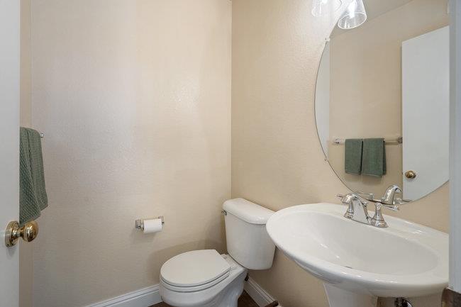 Detail Gallery Image 16 of 65 For 2421 Valley View Rd, Hollister,  CA 95023 - 3 Beds | 2/1 Baths