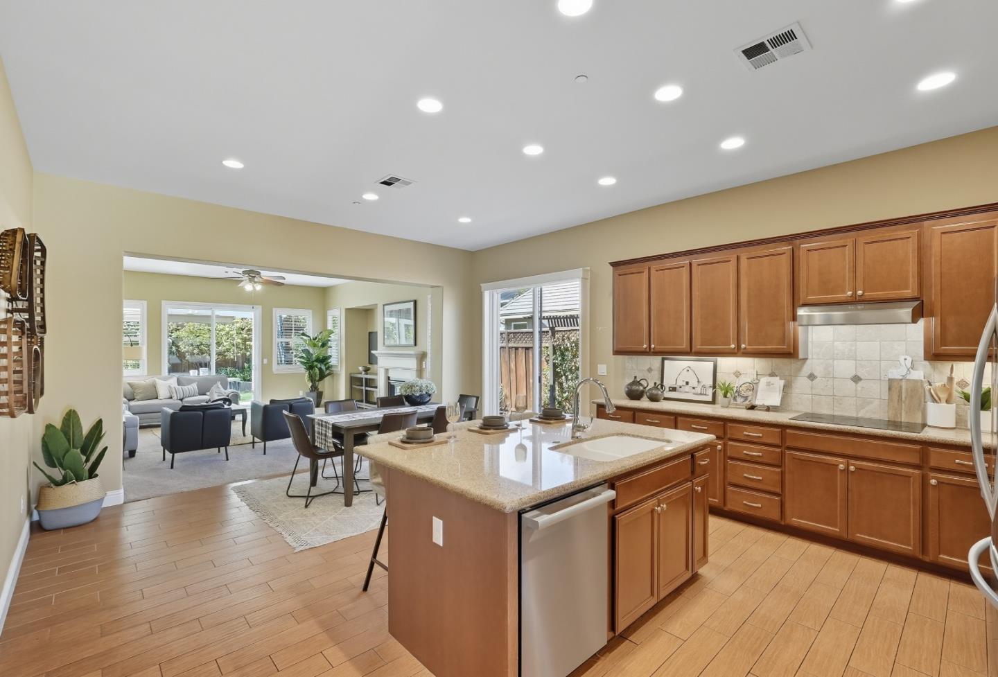 Detail Gallery Image 13 of 42 For 1900 Monte Vista Dr, Hollister,  CA 95023 - 4 Beds | 2 Baths
