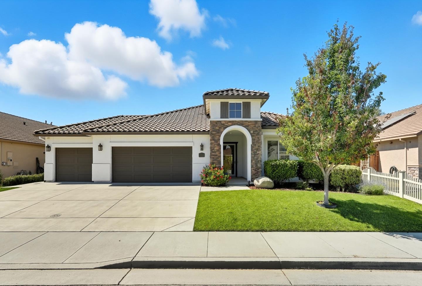 Detail Gallery Image 2 of 42 For 1900 Monte Vista Dr, Hollister,  CA 95023 - 4 Beds | 2 Baths