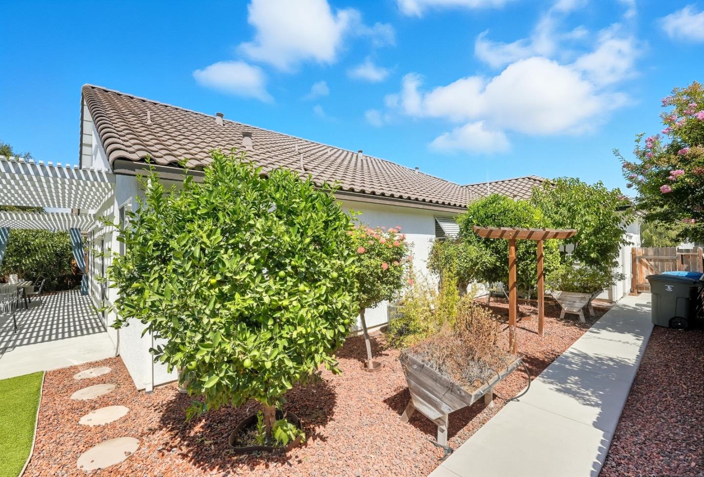 Detail Gallery Image 20 of 42 For 1900 Monte Vista Dr, Hollister,  CA 95023 - 4 Beds | 2 Baths