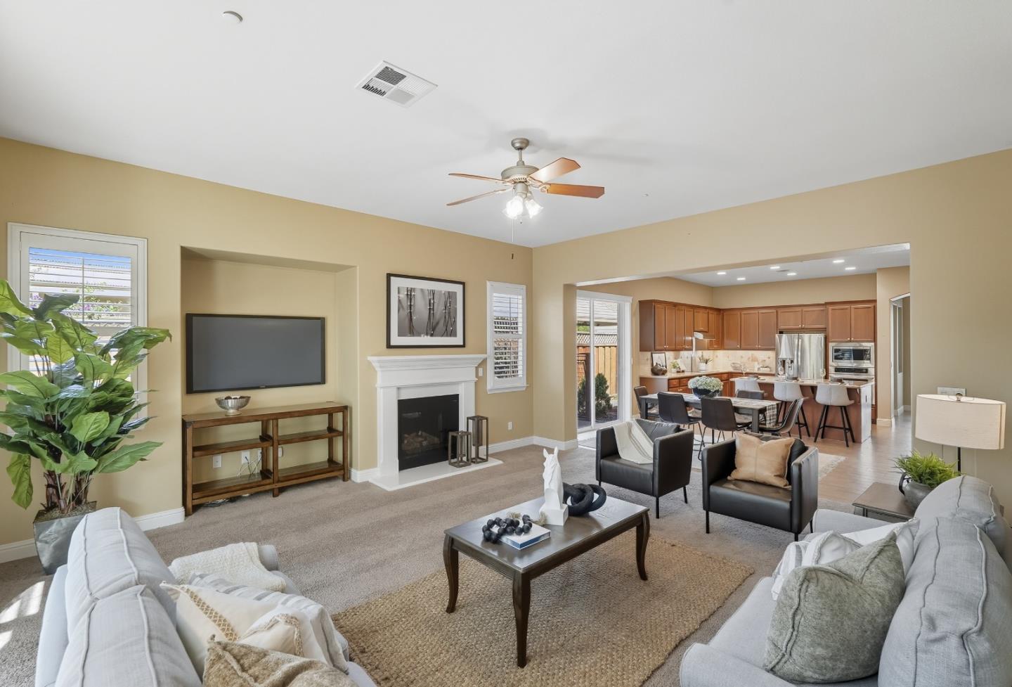 Detail Gallery Image 5 of 42 For 1900 Monte Vista Dr, Hollister,  CA 95023 - 4 Beds | 2 Baths