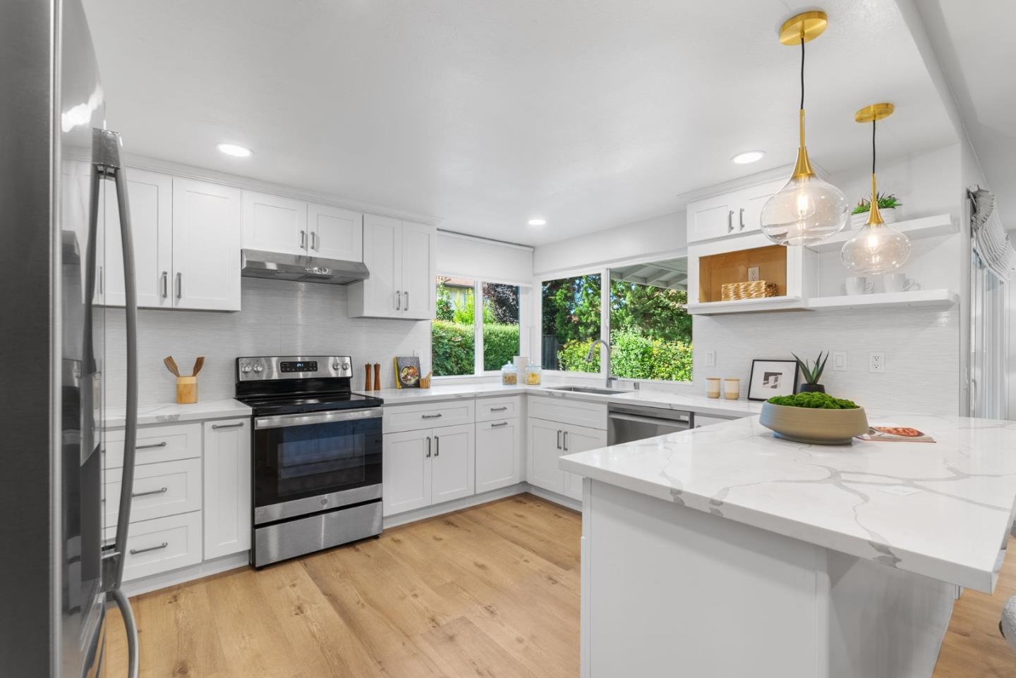 Detail Gallery Image 11 of 30 For 827 Poplar Ave, Sunnyvale,  CA 94086 - 3 Beds | 2 Baths