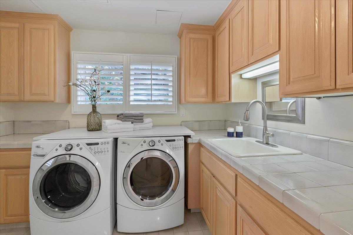 Detail Gallery Image 34 of 72 For 23525 Ravensbury Ave, Los Altos Hills,  CA 94024 - 4 Beds | 4/1 Baths