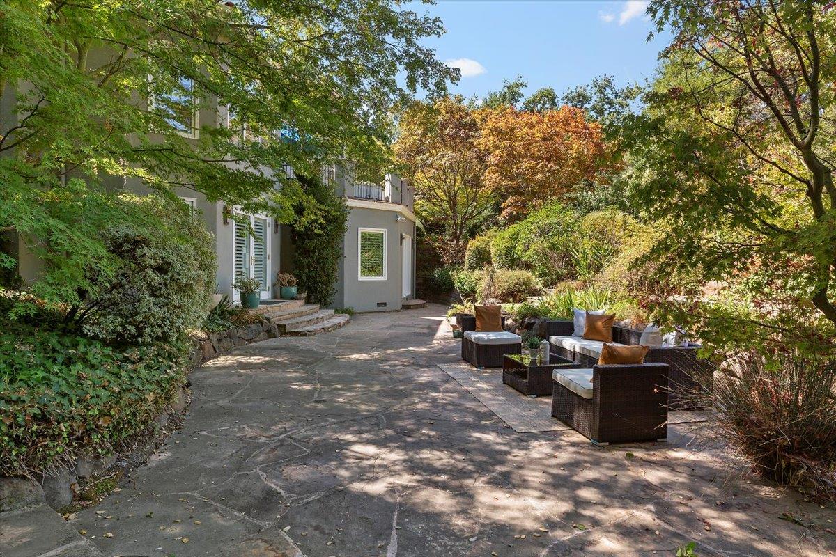 Detail Gallery Image 6 of 72 For 23525 Ravensbury Ave, Los Altos Hills,  CA 94024 - 4 Beds | 4/1 Baths