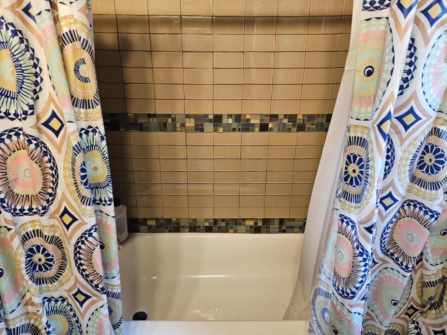 Detail Gallery Image 4 of 10 For 16085 Gramercy Dr, San Leandro,  CA 94578 - 3 Beds | 1/1 Baths